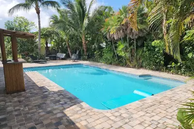 Image de Thumb Point Oasis w/Heated Pool- walk to beach!