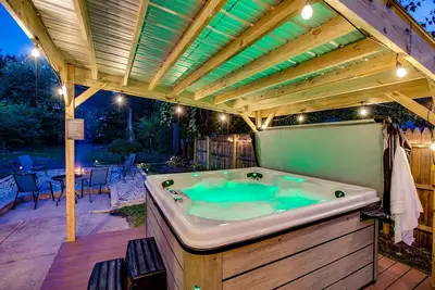 Image de Hot Tub, Fire Pit—Walk to Notre Dame and Downtown