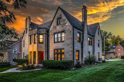 Image de Midtown Dundee Castle across the street from Warren Buffett!