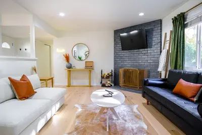 Image de Modern Farmhouse near Downtown & American River