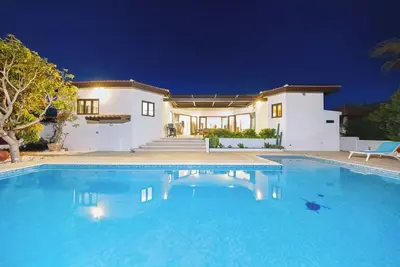 4br Villa Short Walk to Beach in Amazing Location!