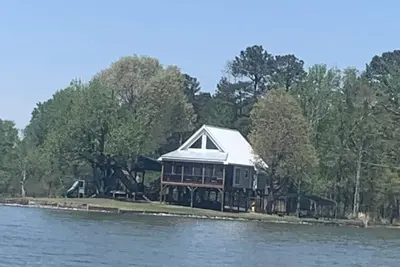 Image de Awesome 4 Bed\/2 Bath on Private Point, Spectacular Lake Views!