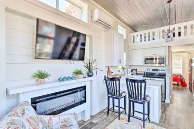 Image de Tiny Home Retreat w/ Fire Pit ~ 3 Mi to Lake!