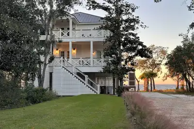 Image de Breathtaking Waterfront Home with private dock and sunset vistas sleeps up to 24