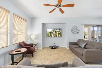 Image de Mountain View 2-Story Home centrally located & 15 Minutes away from the Airport.