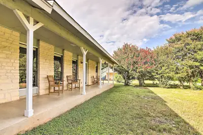 Image de Bright Jonestown Retreat w/ Yard & Porch!