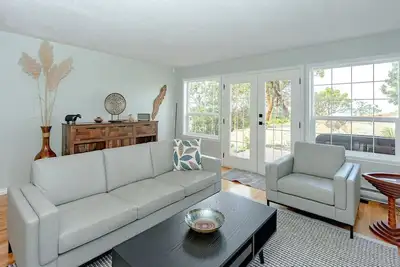 Image de Hilltop Hideaway with Ocean and Mountain Views