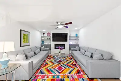 Image de Clean & Renovated w\\ hot tub, game room, firepit, & more!