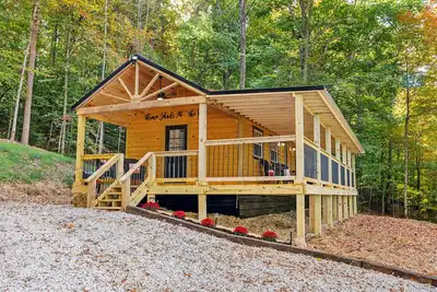 Image de Hot Tub & WiFi - Small Family Cabin - Throw'n Shade - Wooded Retreat near Red River Gorge, Kentucky!