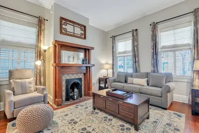 Image de Renovated Home w/ Large Courtyard Just Steps to Forsyth by Lucky Savannah