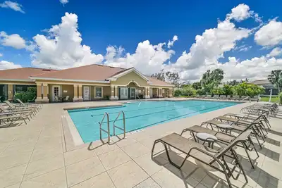 Image de End Unit Townhome with Garage ~ Minutes to Shopping & Dining!