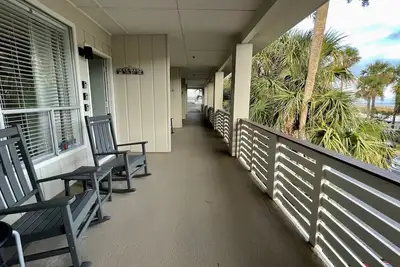Image de Oceanside, steps to the Beach, pets considered, cards avail, Beach Club Complex