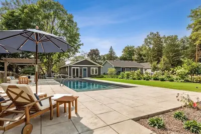 Image de Large In-Ground Heated Pool |Two-Tiered Deck |Built-In Brick FirePit |New Home |Separate Coach House