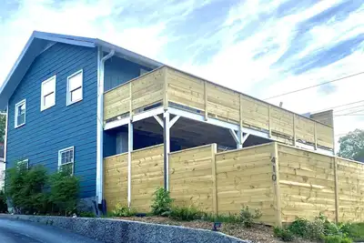 Image de Newly remodeled home walking distance to everything