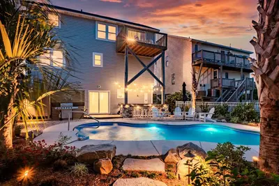 Image de Newly Remodeled! With  Beautiful Backyard Oasis & Private Heated Pool & Cabana!