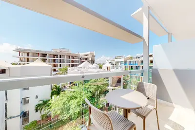 Image de Modern condo with roof deck, ocean-view pool, & balcony - walk to beach