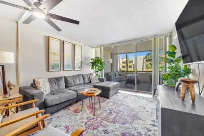 Image de Convenient Old Town condo with pool, spa, gym, game room & balcony - near dining