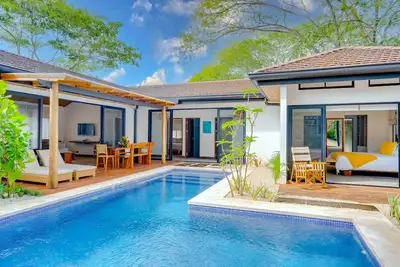 Image de Gorgeous home near the beach with private pool, W\/D, grill, streaming & Ac