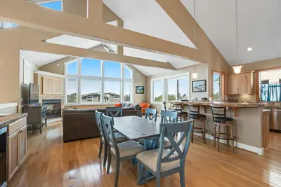Image de Dog-friendly beach home ideal for entertaining with 2 fireplaces & great kitchen