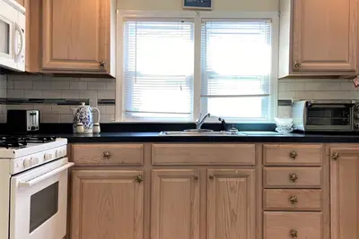 Image de 2 Bdrm, Close to Everything, but away from crowds.
