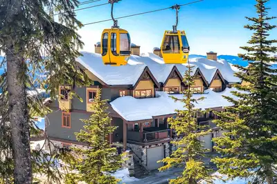 Image de Ski-in/out townhouse near the village with private hot tub, ski views, fireplace