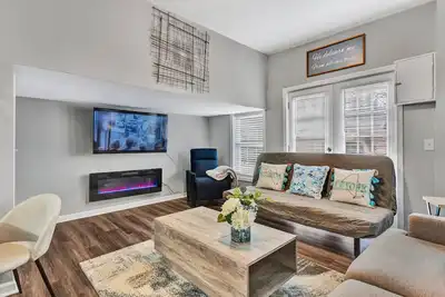 Image de Beautiful Renovated Lake Cottage in Sw County and only minutes from Downtown!