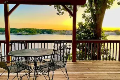 Image de Red Bud · Charming 2bd Condo with Amazing Lakefront View!