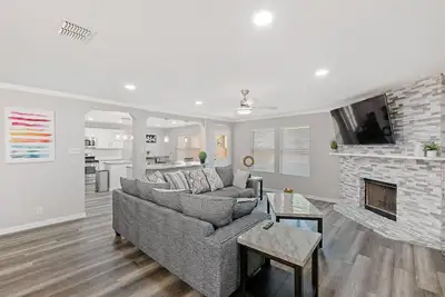 Image de Beautiful and Spacious, Home - Great location!