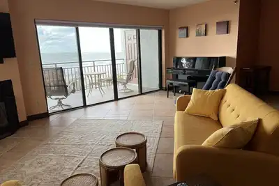 Image de Quiet Beach Front View with Direct Access to Sand