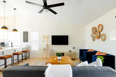Image de 5min from Downtown Gilbert, Spaciously Modern, King Suite, Gameroom