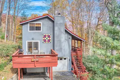 Image de hot tub, fireplace, motorcycle accessible, garage, 3 stories.