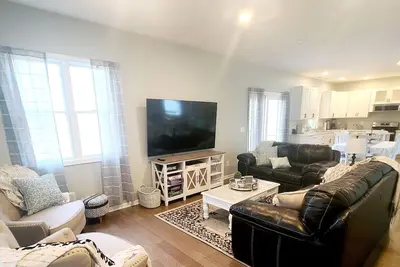 Image de New, pet friendly home, only a 2 minute drive to Lake Mich. with beach access