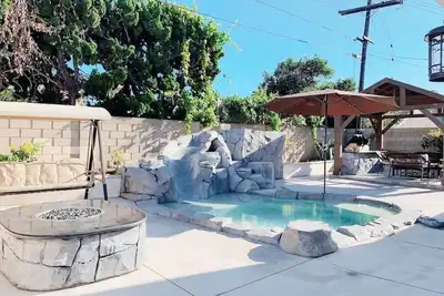 Image de New House 4be/2ba, cute Pool/Spa with slide Near Beach, Disneyland For 12!