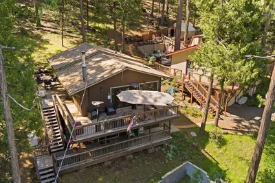 Image de Two adjacent Summer Cabins w\/ hot tub and glamping - sleeps 20