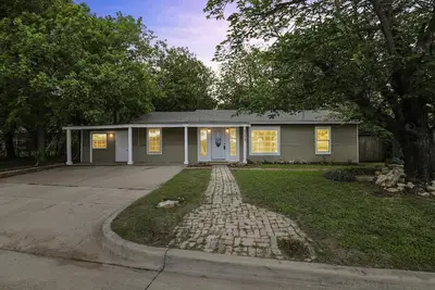 Image de Cozy 4-bedroom w/ fire pit 5 minutes from lake!