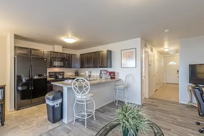 Image de Tranquility: Spacious Townhome Close to Everything