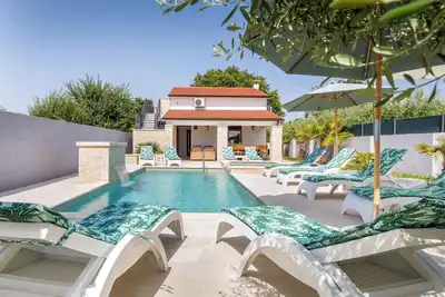 Image de Superbe maison à Pomer avec jacuzzi