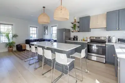 Image de Prime location in town w parking! Walk to beach, shops & harbor-Sleeps 8