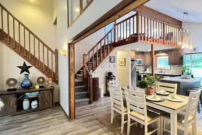 Image de Family sized Poconos Home w lots of amenities, game room, fire pit, over 1 acre