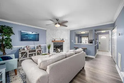 Image de Cozy End Unit Townhouse 1 Mile from Downtown Cary