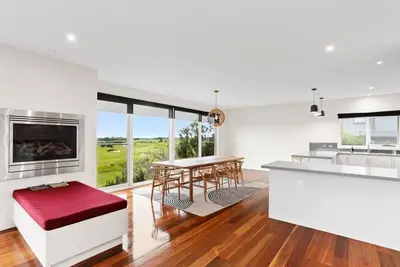 Image de Luxury 4 Bedroom Spa House with Magnificent Golf Course Views