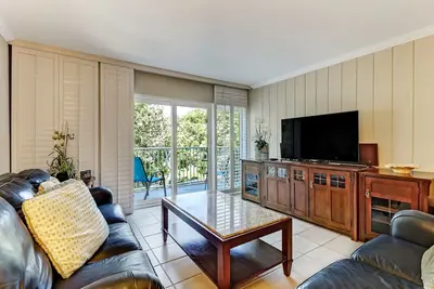 Image de Newly Renovated Condo On 4th Floor! Only 5 Minute Walk to Private Beach!
