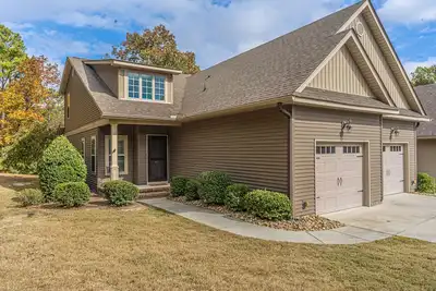 Image de Cypress Creek golf retreat. Pool and minutes from downtown!
