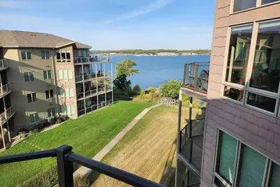 Image de Luxury Lakeside Bridges Bay Condo