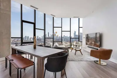 Image de River West 2 Penthouses: Skyline, Group Comfort