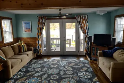 Image de Waterfront home for 2! 2 decks, 2 kayaks, hottub, dock, grill, firepit, wifi, a/c