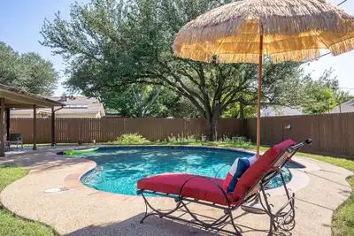 Image de Beautiful House w/ Big Fenced Private Yard, Private Pool, & Quiet Location