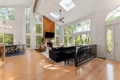 Image de Huge Modern Game House! Hot Tub, Fire Pit, Game Room