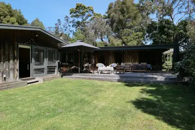 Image de Family friendly beach house 5 mins walk from beach & yacht club.