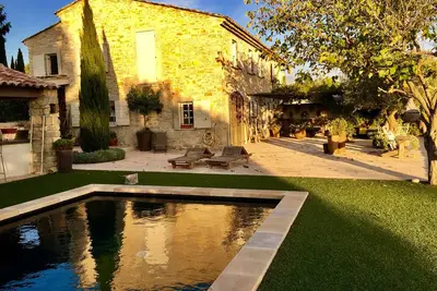 Image de Villa en pierres au milieu des vignes avec vue mer